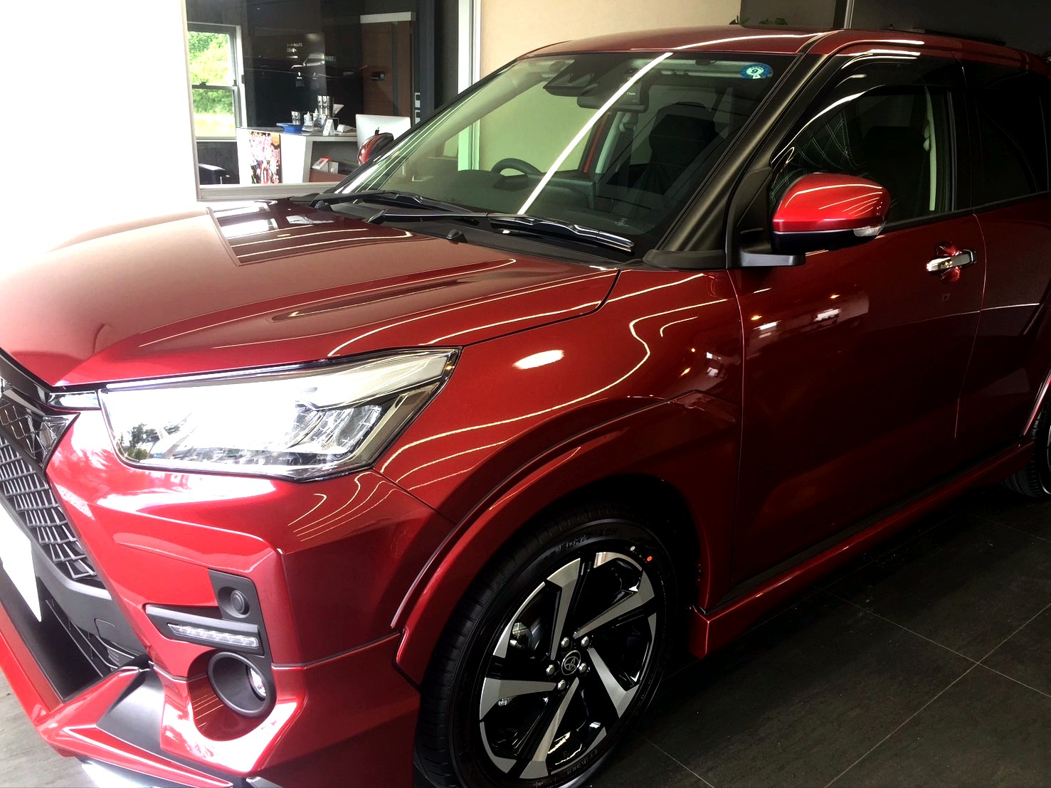 RevoS Car Coating Japan 施術車両。赤いボディの艶が美しい一台です。