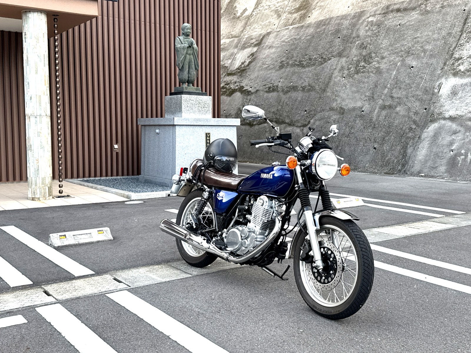 青いバイクと夏の一コマ