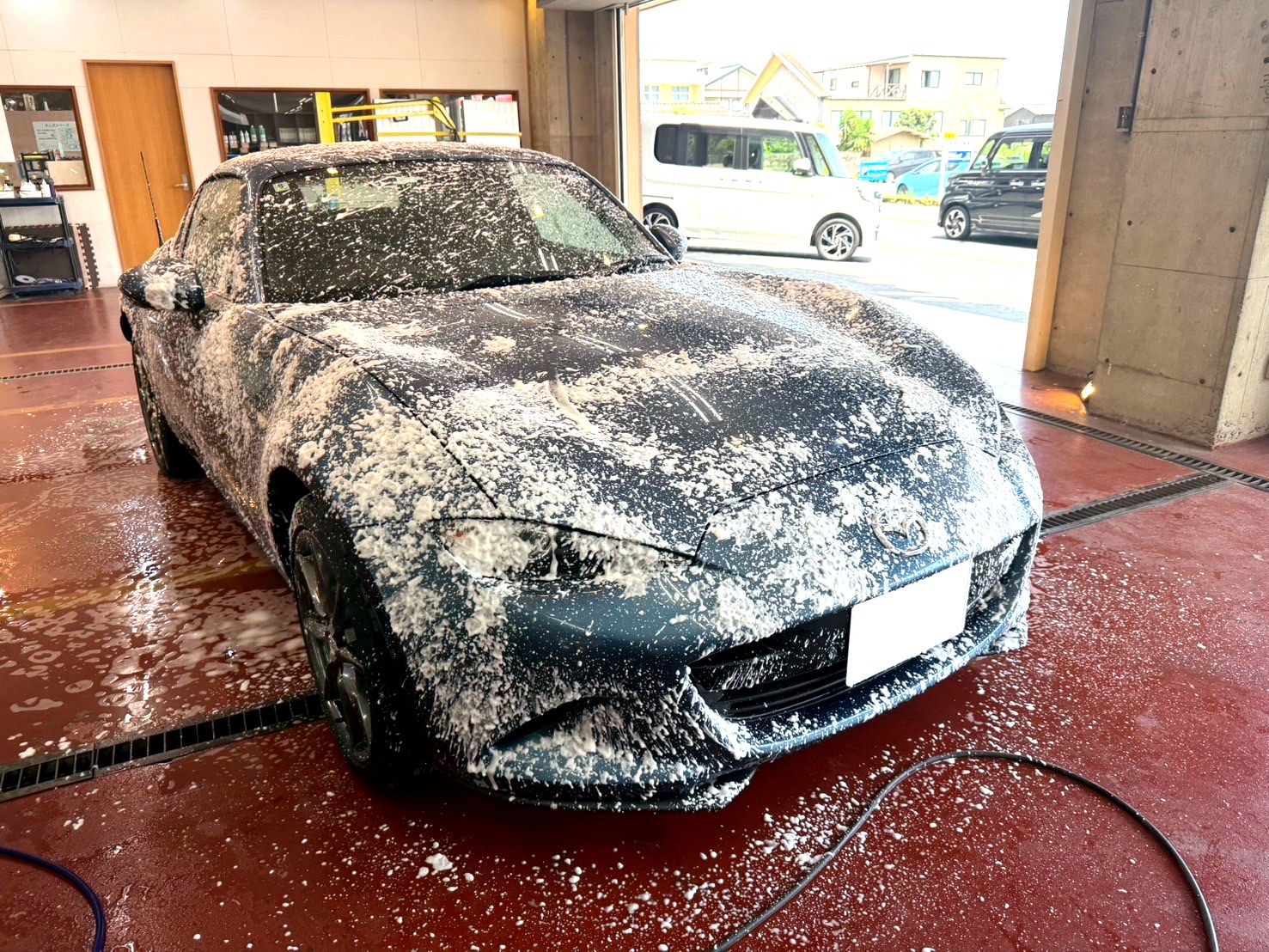 泡に包まれたロードスターの手洗い洗車(姶良店)
