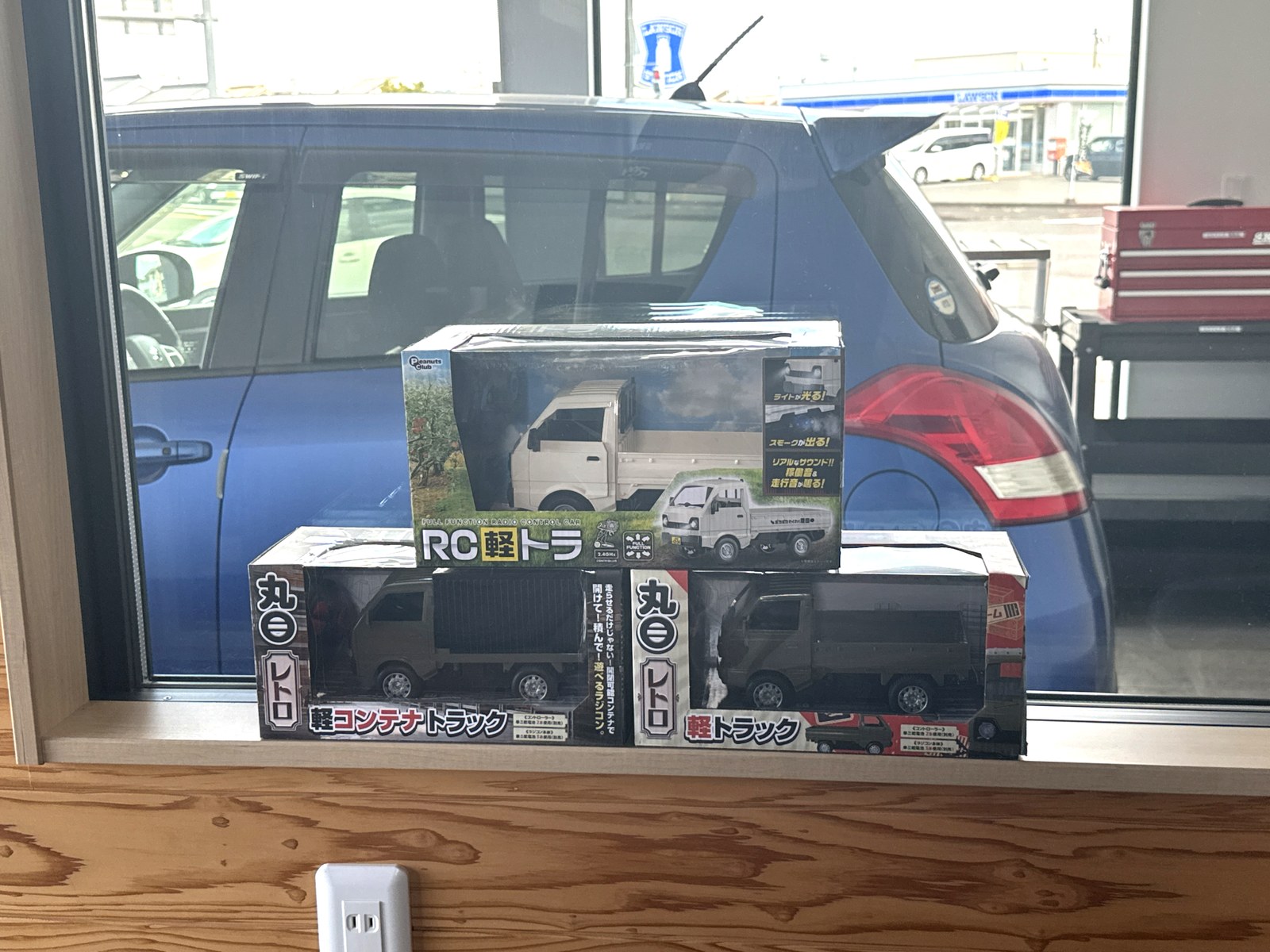 店頭にて。ちいさな軽トラたち