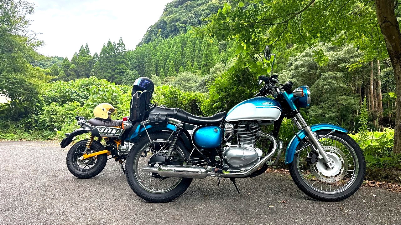 山あいの道に停めた2台のバイク