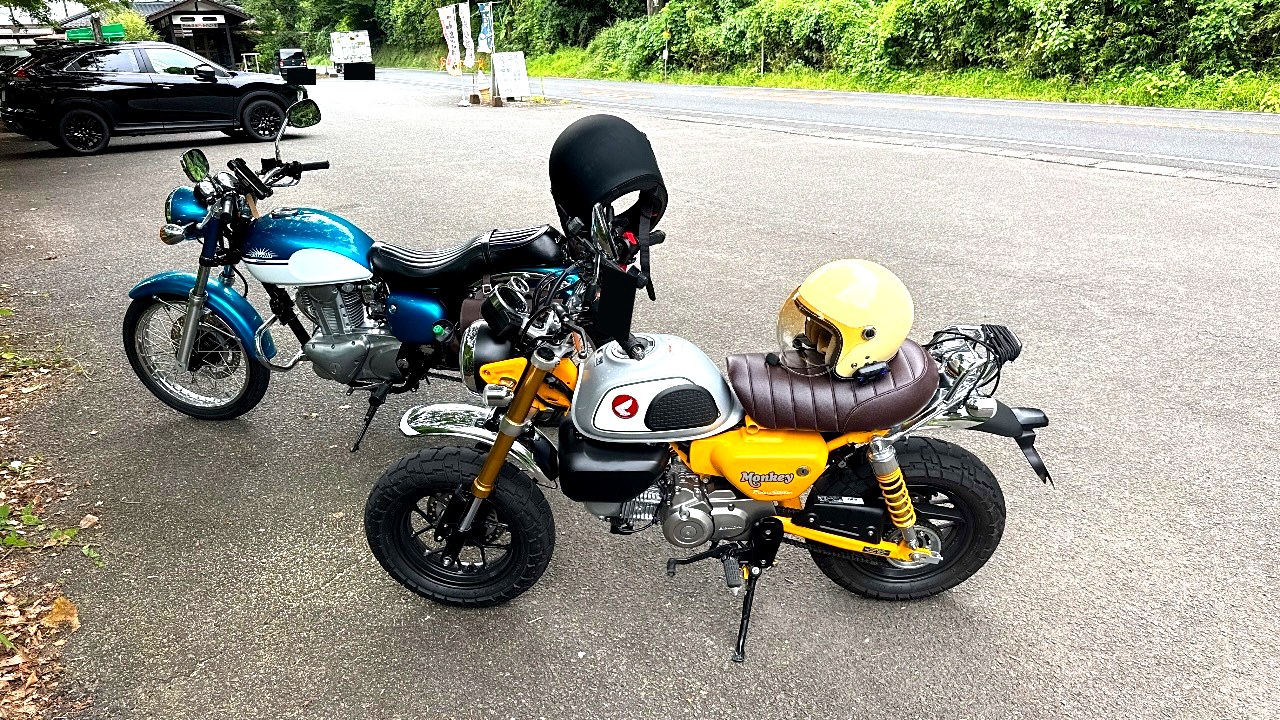 休憩に立ち寄った駐車場のバイク2台