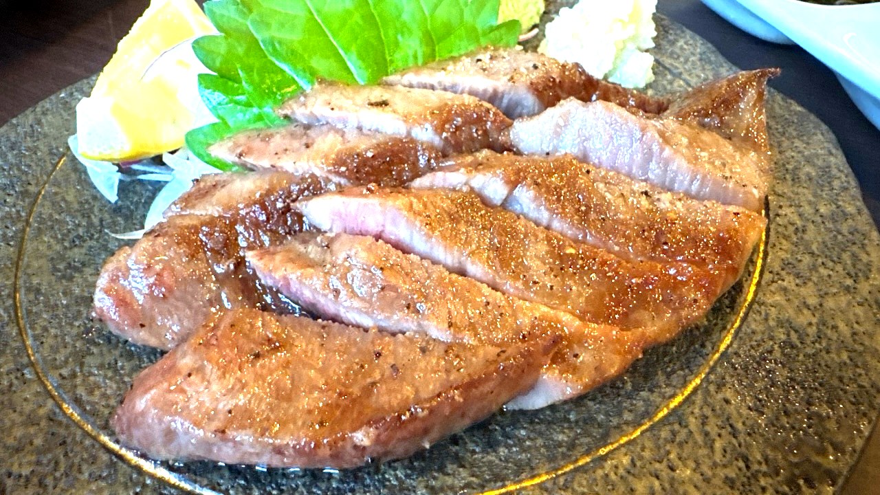 厚切りの焼いたお肉