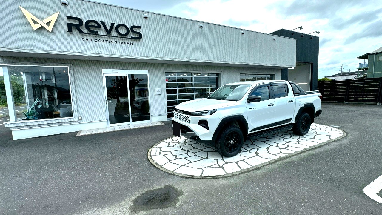 RevoS Car Coating Japan の店頭に並ぶハイラックス