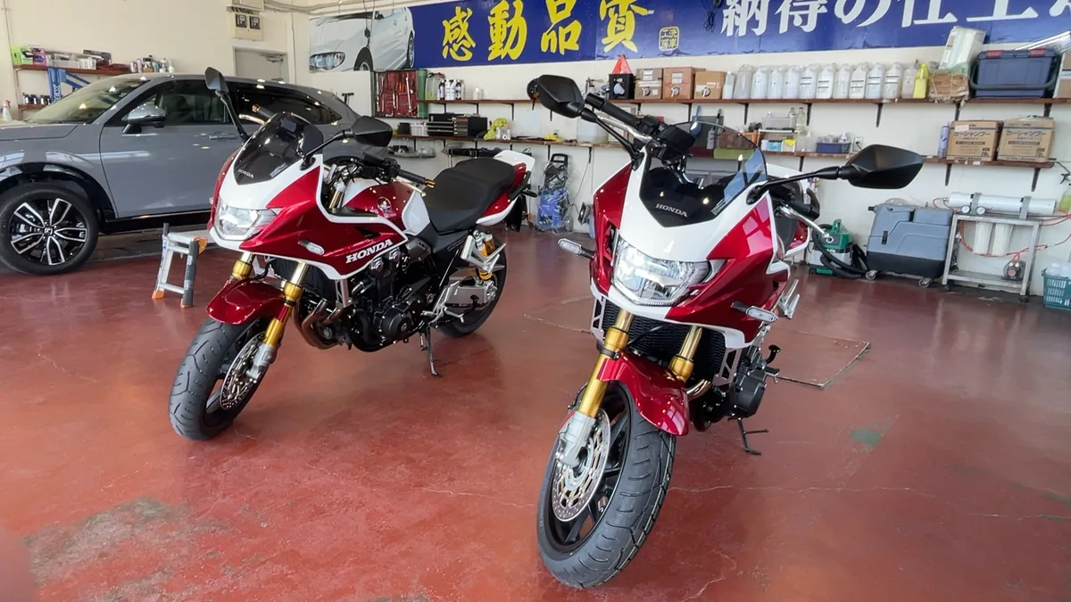 コーティングを終えた赤と白のホンダ CB1300 が2台並ぶ