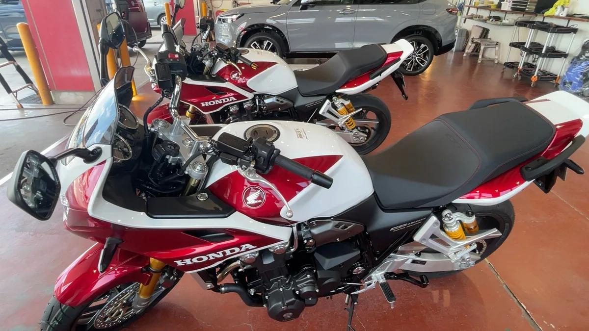 コーティングを終えたホンダ CB1300 を横から。赤と白の面に光が乗る