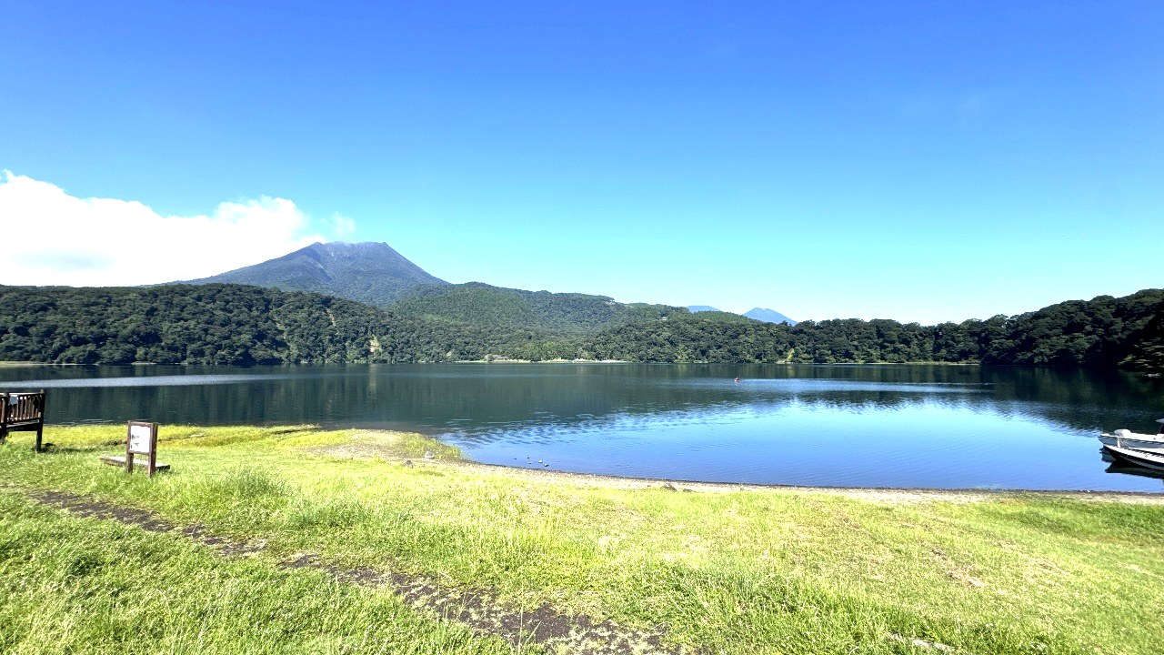 御池と山並み