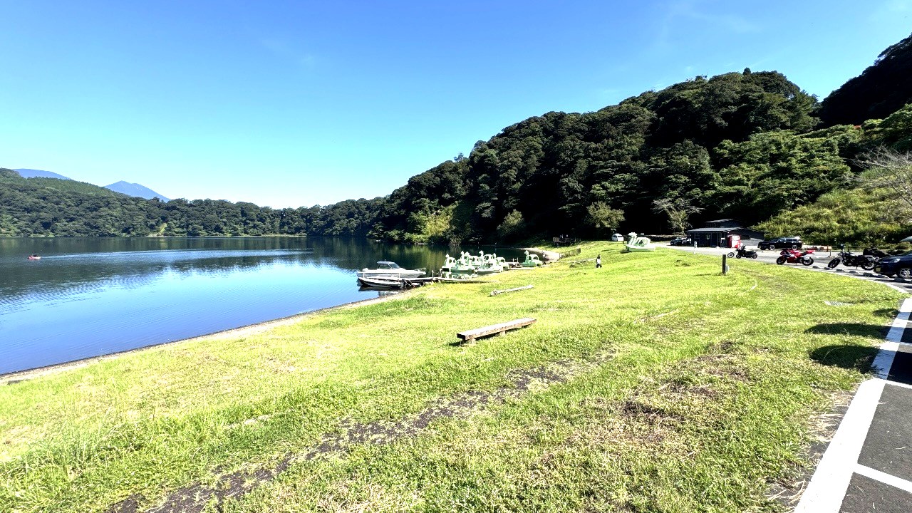 御池の湖畔の芝生