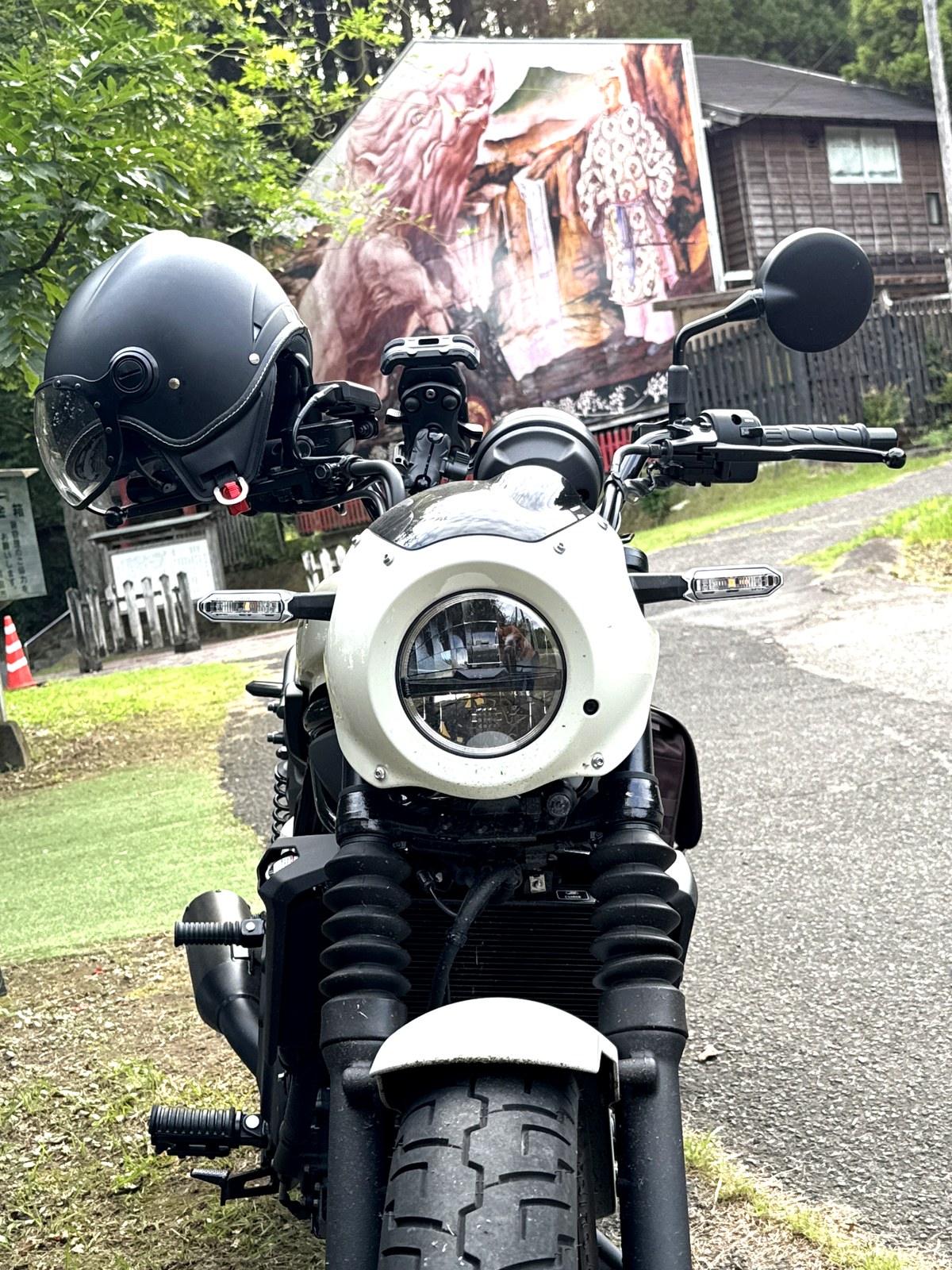壁画の前に停めたバイクの正面