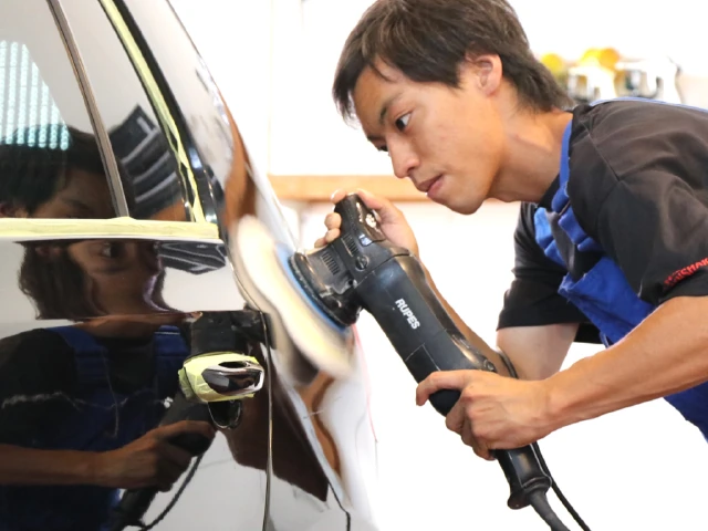 愛車に向き合う洗車工房の手仕事