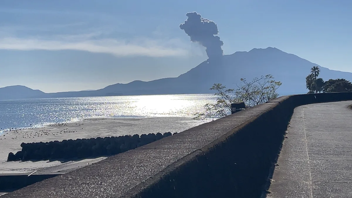 噴煙を上げる桜島と錦江湾