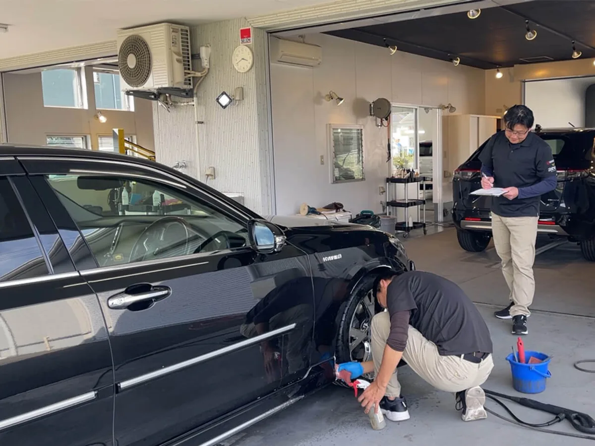 洗車王決定戦で技を競うスタッフ