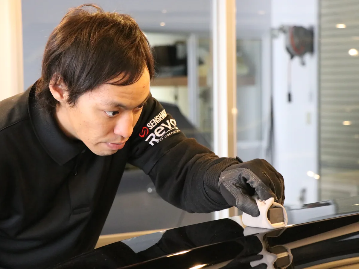 1台ずつ手で仕上げる洗車工房のスタッフ