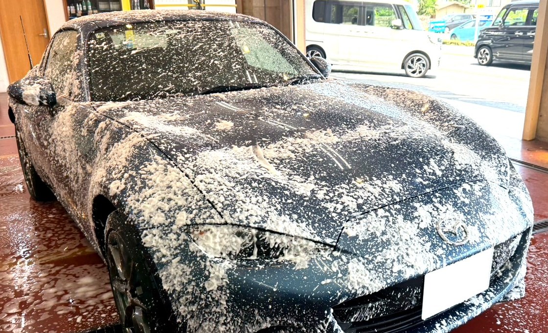 泡で丁寧に手洗いする愛車