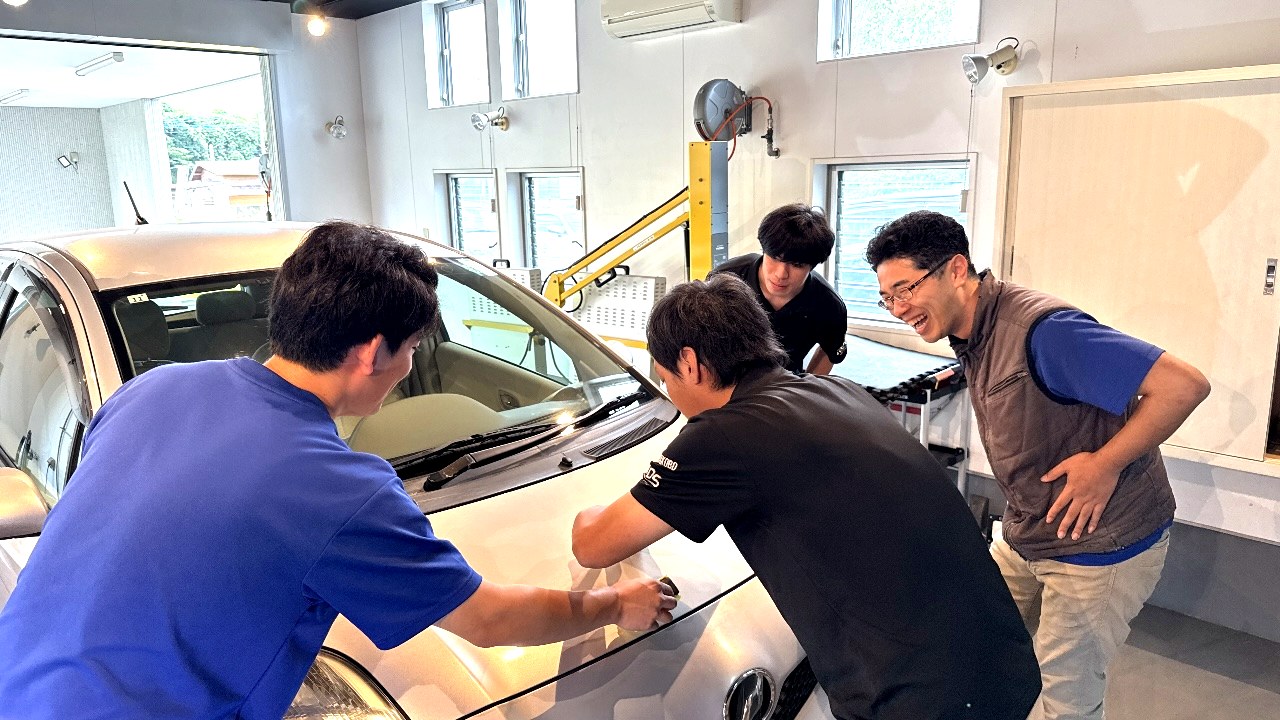 技術向上会で車の手元を確かめる参加者