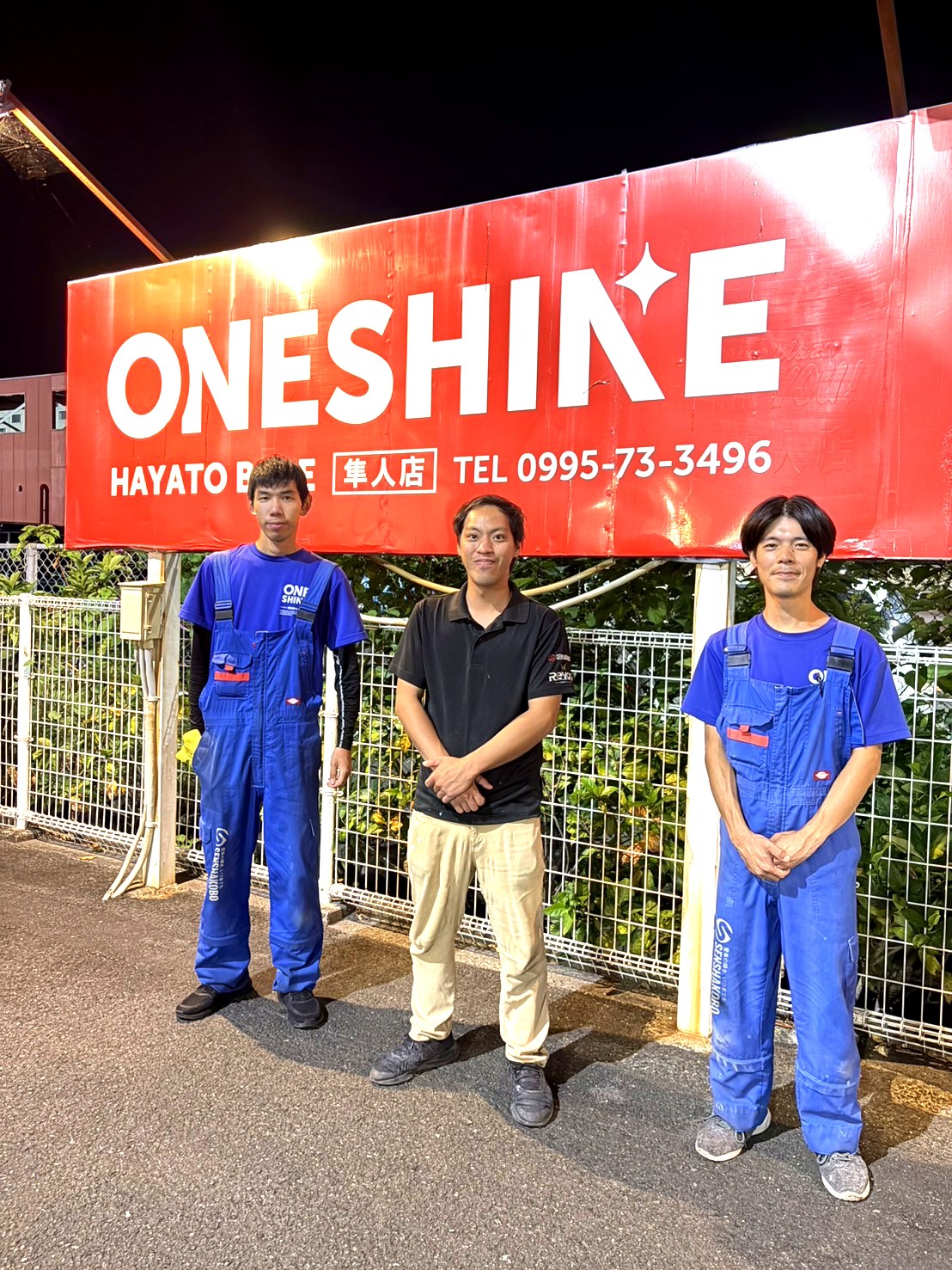 隼人店の看板の前に並ぶスタッフ3人