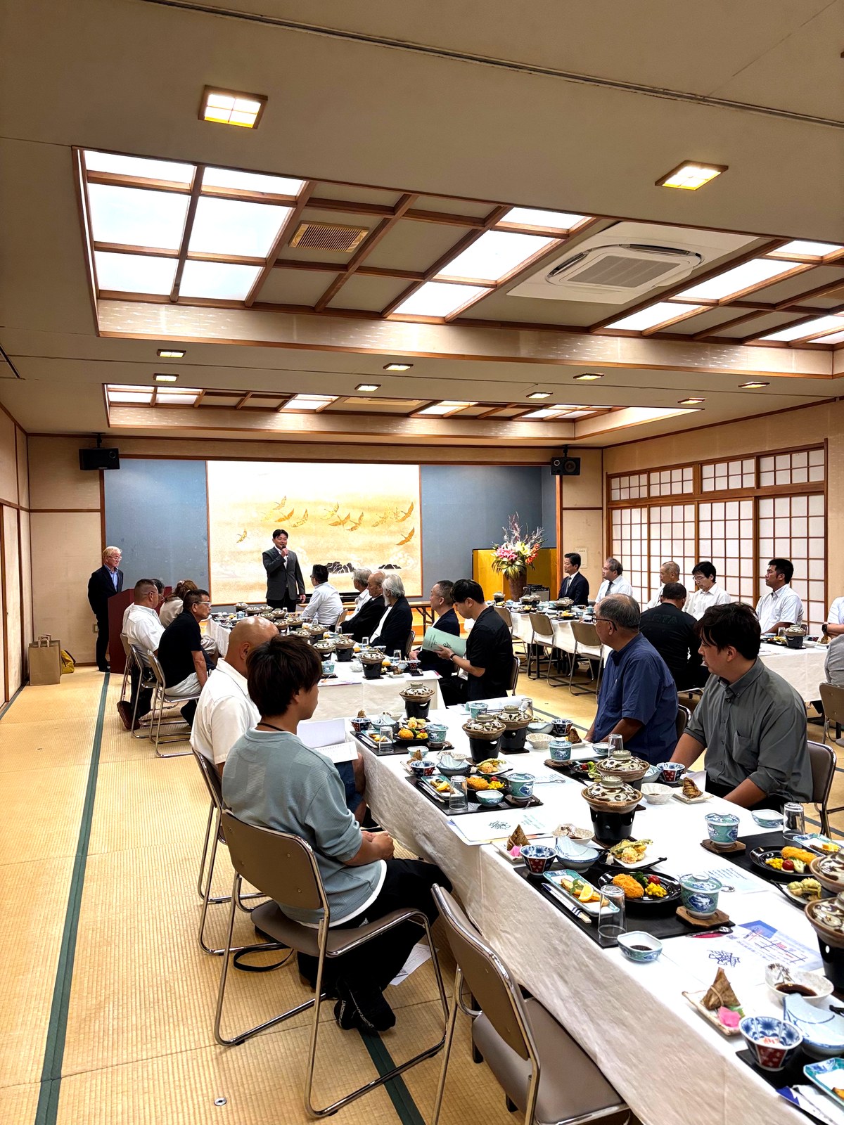 和室の会場で懇親会・総会に集う参加者