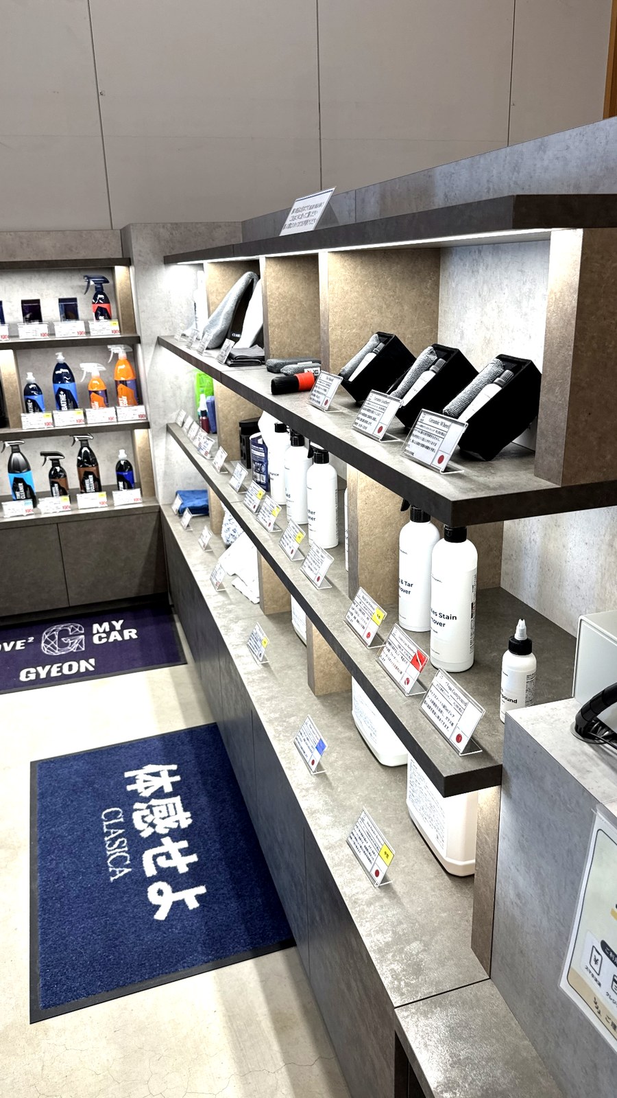 ボトルやクロスが並ぶ店内の商品棚