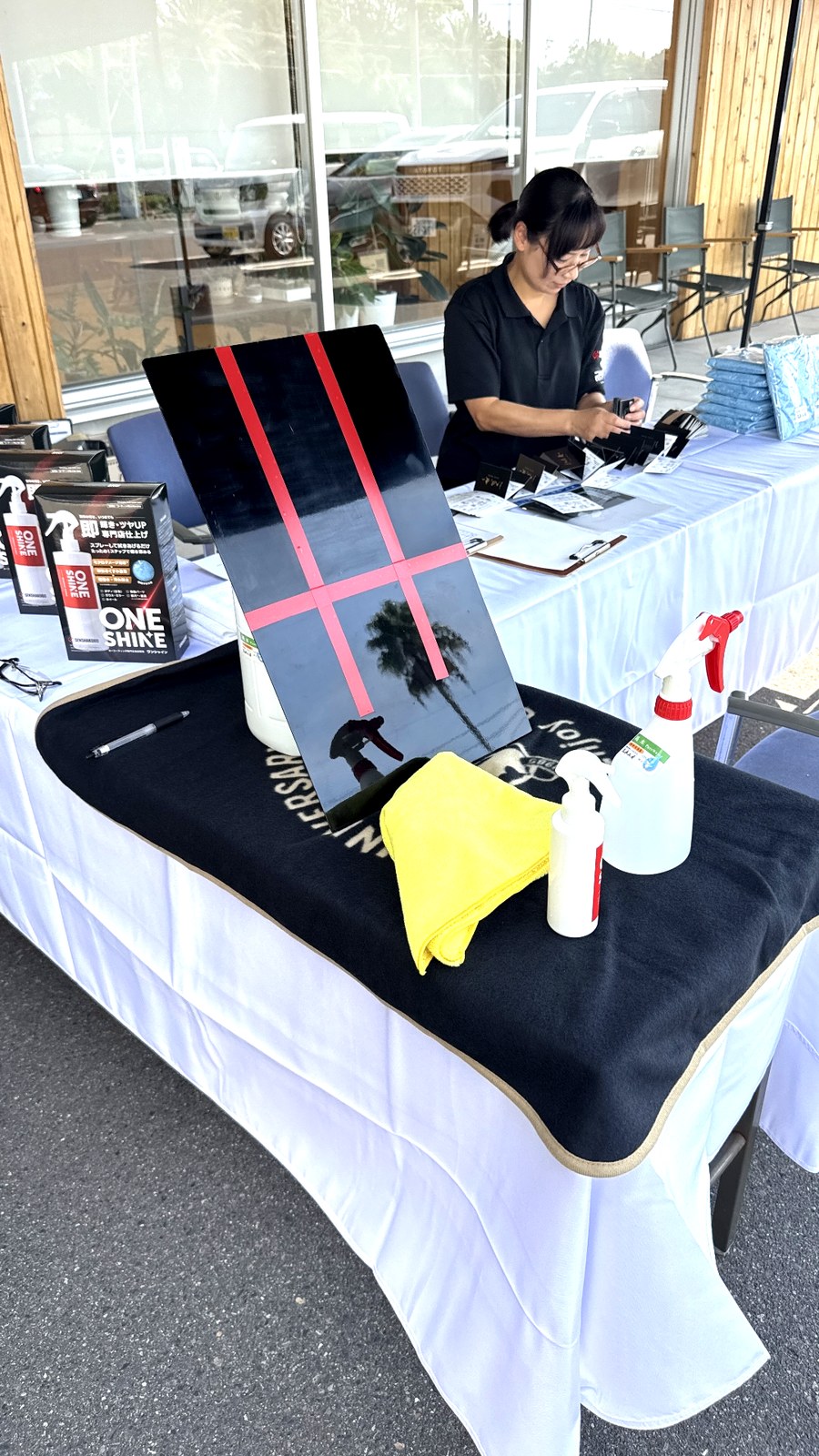相談会のテーブルに置いたパネルとお手入れ用品