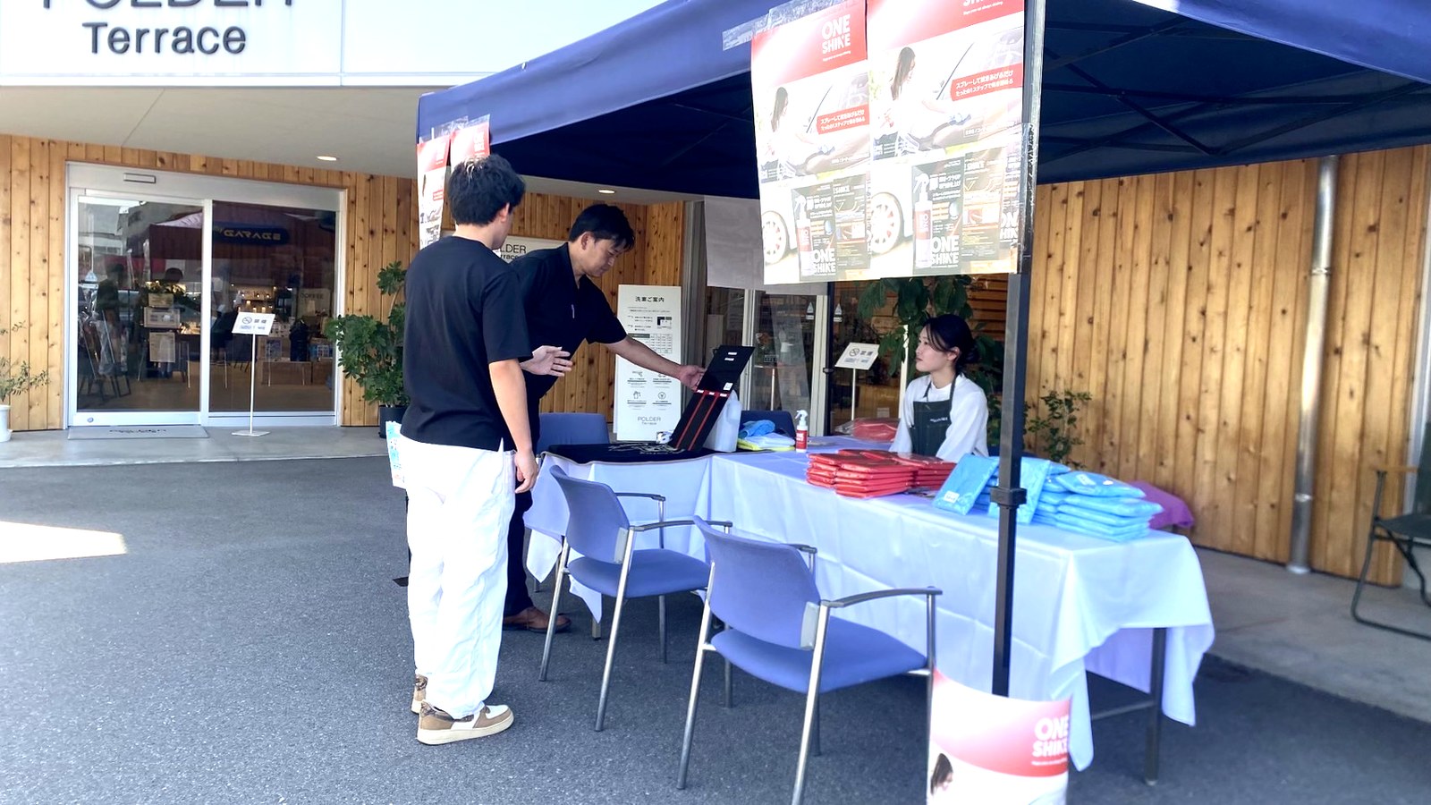 白いズボン姿の大嶋店長が加わった相談会の様子